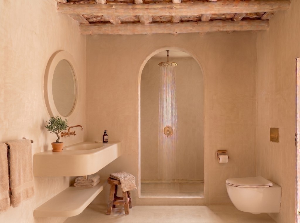 Tadelakt bathroom, brass rain shower, Tigmi
